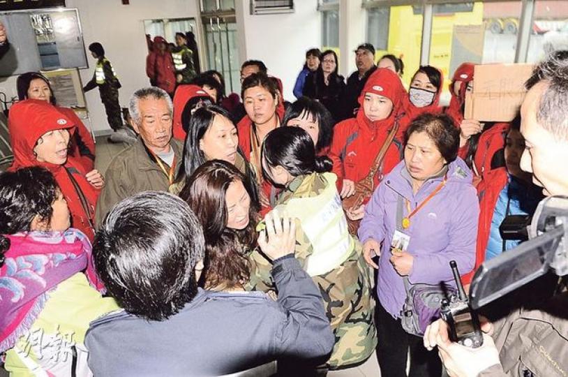 內地旅行團不滿取消赴台灣行程,在落馬洲抗議,團友看到與台灣旅行社職員(左三,曲長髮者)現身,群情洶湧,群起上前捉住她,由警方拉開,其後一名旅客(左一黃衣女子)突跌在地上。(湯俊彥攝)部分團友因不滿賠償額只得5000元人民幣(原來團費2600至4000元人民幣不等),稱要到政總抗議,希望港府伸出援手處理,其間有團友激動至聲淚俱下。(蔡方山攝)其中一輛旅遊巴昨晚載着部分滯留的團友,到九龍城政府合署大堂休息,團友雖然不滿安排,但仍然倒頭大睡。(蔡方山攝)團友在附近垃圾桶撿來紙皮擋風,其後將之變成抗議橫 內地旅行團不滿取消赴台灣行程,在落馬洲抗議,團友看到與台灣旅行社職員(左三,曲長髮者)現身,群情洶湧,群起上前捉住她,由警方拉開,其後一名旅客(左一黃衣女子)突跌在地上。(湯俊彥攝)部分團友因不滿賠償額只得5000元人民幣(原來團費2600至4000元人民幣不等),稱要到政總抗議,希望港府伸出援手處理,其間有團友激動至聲淚俱下。(蔡方山攝)其中一輛旅遊巴昨晚載着部分滯留的團友,到九龍城政府合署大堂休息,團友雖然不滿安排,但仍然倒頭大睡。(蔡方山攝)團友在附近垃圾桶撿來紙皮擋風,其後將之變成抗議橫
