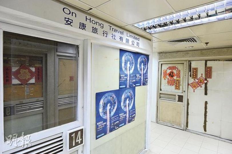 本報記者昨午到安康旅行社位於土瓜灣的辦公室,發現單位無人應門,門外只貼有多張簡體字的宣傳海報,從門罅窺見辦公室內設備簡陋,僅有一張書桌和一個易拉架等,桌上有信件。商場保安透露已很久沒碰見旅行社負責人出現。(葉家豪攝) 本報記者昨午到安康旅行社位於土瓜灣的辦公室,發現單位無人應門,門外只貼有多張簡體字的宣傳海報,從門罅窺見辦公室內設備簡陋,僅有一張書桌和一個易拉架等,桌上有信件。商場保安透露已很久沒碰見旅行社負責人出現。(葉家豪攝)