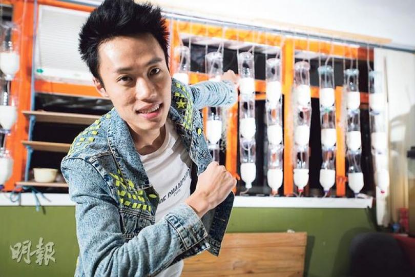 Jason現從事行政工作,明年赴美國進修表演藝術,因為「很多色彩,很有生命力」,他期望聾人朋友也可勇敢追尋夢想,不要認命。(黃志東攝) Jason現從事行政工作,明年赴美國進修表演藝術,因為「很多色彩,很有生命力」,他期望聾人朋友也可勇敢追尋夢想,不要認命。(黃志東攝)