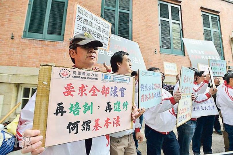 愛港力約有20名成員昨到終審法院前請願,要求重新審視綜援案的判決,又指法官未有考慮判決對社會的影響,並高舉標語,「要求全部法官再培訓」。(黃志東攝)周永新(左)、周梁淑怡(右)及蔡耀昌昨出席商台《政經星期六》節目,討論終審法院批准居港未滿7年的新移民申領綜援一案,周永新指判決影響深遠,但不應過分誇大其帶來的政府財政壓力。(盧翊銘攝) 愛港力約有20名成員昨到終審法院前請願,要求重新審視綜援案的判決,又指法官未有考慮判決對社會的影響,並高舉標語,「要求全部法官再培訓」。(黃志東攝)周永新(左)、周梁淑怡(右)及蔡耀昌昨出席商台《政經星期六》節目,討論終審法院批准居港未滿7年的新移民申領綜援一案,周永新指判決影響深遠,但不應過分誇大其帶來的政府財政壓力。(盧翊銘攝)
