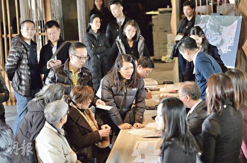 香港興業愉景灣津堤昨單日沽出12伙,當中2及3座的分層標準單位全數沽清。昨天早上現場所見,約有20組買家到場,以區內客為主。(余俊亮攝)津堤昨日最大手買家合共斥資近7000萬元連入4伙,包括成交價達3000萬元的1座「Verandah Simplex」四房連露台特色戶。(余俊亮攝) 香港興業愉景灣津堤昨單日沽出12伙,當中2及3座的分層標準單位全數沽清。昨天早上現場所見,約有20組買家到場,以區內客為主。(余俊亮攝)津堤昨日最大手買家合共斥資近7000萬元連入4伙,包括成交價達3000萬元的1座「Verandah Simplex」四房連露台特色戶。(余俊亮攝)