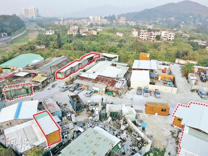 位於元朗朗河路的竹新村,一幅逾萬呎農地,被違例發展成不同用途,包括回收場及車房等,當中更搭建了貨櫃屋(紅色實線),公然放租。另外,場內亦有其他疑似貨櫃屋(紅色虛線),有地產代理指現場的貨櫃屋約有20間。(明報記者攝)元朗采葉庭以北一幅面積約500平方米的土地,亦出現9間疑似貨櫃屋,各有獨立冷氣,與旁邊的丁屋為鄰,但昨未見有人入住。(明報記者攝) 位於元朗朗河路的竹新村,一幅逾萬呎農地,被違例發展成不同用途,包括回收場及車房等,當中更搭建了貨櫃屋(紅色實線),公然放租。另外,場內亦有其他疑似貨櫃屋(紅色虛線),有地產代理指現場的貨櫃屋約有20間。(明報記者攝)元朗采葉庭以北一幅面積約500平方米的土地,亦出現9間疑似貨櫃屋,各有獨立冷氣,與旁邊的丁屋為鄰,但昨未見有人入住。(明報記者攝)