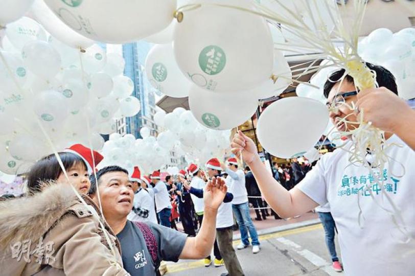 民主黨噚日喺銅鑼灣行人專用區舉行「佔中氫氣球聖誕大合照」,向市民派氫氣球,並講解政改佔中資訊。(鄧宗弘攝) 民主黨噚日喺銅鑼灣行人專用區舉行「佔中氫氣球聖誕大合照」,向市民派氫氣球,並講解政改佔中資訊。(鄧宗弘攝)