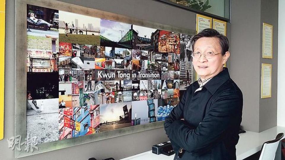 David在2003年退休,之後一直是蜆殼人事部的特別合約員工,參與公司事務,兩年前蜆殼公司辦公室搬遷至觀塘時,為了讓員工主動深入了解觀塘,他負責舉辦觀塘攝影比賽,牆上是當時的攝影作品。(田青青攝) David在2003年退休,之後一直是蜆殼人事部的特別合約員工,參與公司事務,兩年前蜆殼公司辦公室搬遷至觀塘時,為了讓員工主動深入了解觀塘,他負責舉辦觀塘攝影比賽,牆上是當時的攝影作品。(田青青攝)