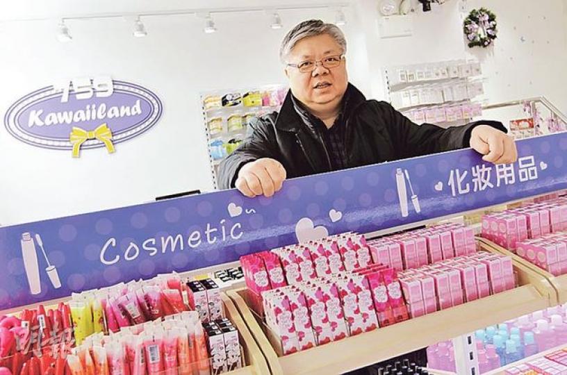 阿信屋中期業績大賺,老闆林偉駿(圖)為挽留員工闊綽加薪,店長級人員月薪連獎金最高達3萬多元,而主管這間新開的化妝品店店長,月薪更超過4萬元。(李澤彤攝) 阿信屋中期業績大賺,老闆林偉駿(圖)為挽留員工闊綽加薪,店長級人員月薪連獎金最高達3萬多元,而主管這間新開的化妝品店店長,月薪更超過4萬元。(李澤彤攝)