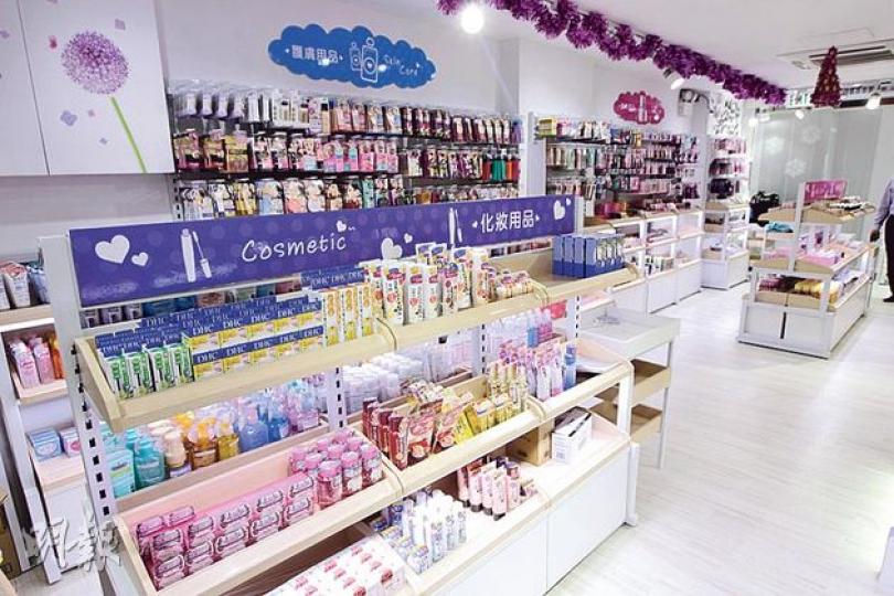 阿信屋首間化妝品店「759 Kawaiiland」今日開幕,店內陳設的日、韓化妝品約有1500款,店長稱售價以100元以下居多,主攻18至28歲年輕顧客。(李澤彤攝) 阿信屋首間化妝品店「759 Kawaiiland」今日開幕,店內陳設的日、韓化妝品約有1500款,店長稱售價以100元以下居多,主攻18至28歲年輕顧客。(李澤彤攝)