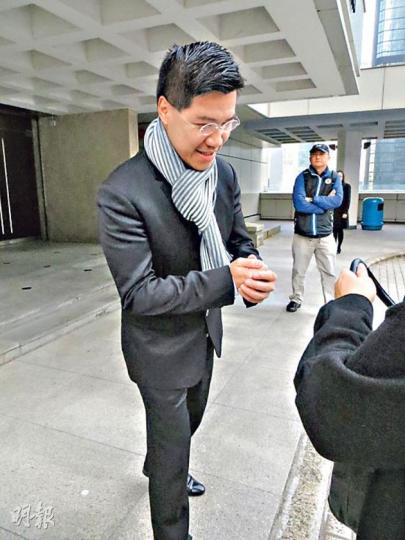 范國威因超出自訂的選舉開支限額而「搞上法庭」,他昨離庭時也自嘲「我諗無人會好似我哋咁做」,明言「以後不會再做(自訂限額)」。(陳倢朗攝) 范國威因超出自訂的選舉開支限額而「搞上法庭」,他昨離庭時也自嘲「我諗無人會好似我哋咁做」,明言「以後不會再做(自訂限額)」。(陳倢朗攝)