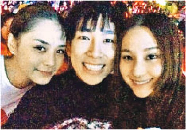 阿嬌(左起)、馬天佑及超蓮開心合照。(微博圖片) 阿嬌(左起)、馬天佑及超蓮開心合照。(微博圖片)