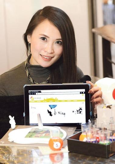 Andree在公在私都愛瀏覽網購平台,又將自己創作的Lea is Me公仔放於面書上義賣籌款。(陳淑安攝)胡椒磨 - 要選購指定金額的禮物作派對抽獎,可瀏覽「送禮正點」,Andree挑選了PIPER胡椒磨 (冬天款,$148),「款式夠特別,顯出品味,不煮食也可用作裝飾」。(陳淑安攝)「桌球」酒杯 - Final Touch美式桌球造型烈酒杯,最適合派對時招呼親友。($148)(陳淑安攝)瀏覽「設計師」頁面,可找到本地或海外設計師的作品。Andree最欣賞有一個集中的平台去了解本地設計師,又能買 Andree在公在私都愛瀏覽網購平台,又將自己創作的Lea is Me公仔放於面書上義賣籌款。(陳淑安攝)胡椒磨 - 要選購指定金額的禮物作派對抽獎,可瀏覽「送禮正點」,Andree挑選了PIPER胡椒磨 (冬天款,$148),「款式夠特別,顯出品味,不煮食也可用作裝飾」。(陳淑安攝)「桌球」酒杯 - Final Touch美式桌球造型烈酒杯,最適合派對時招呼親友。($148)(陳淑安攝)瀏覽「設計師」頁面,可找到本地或海外設計師的作品。Andree最欣賞有一個集中的平台去了解本地設計師,又能買