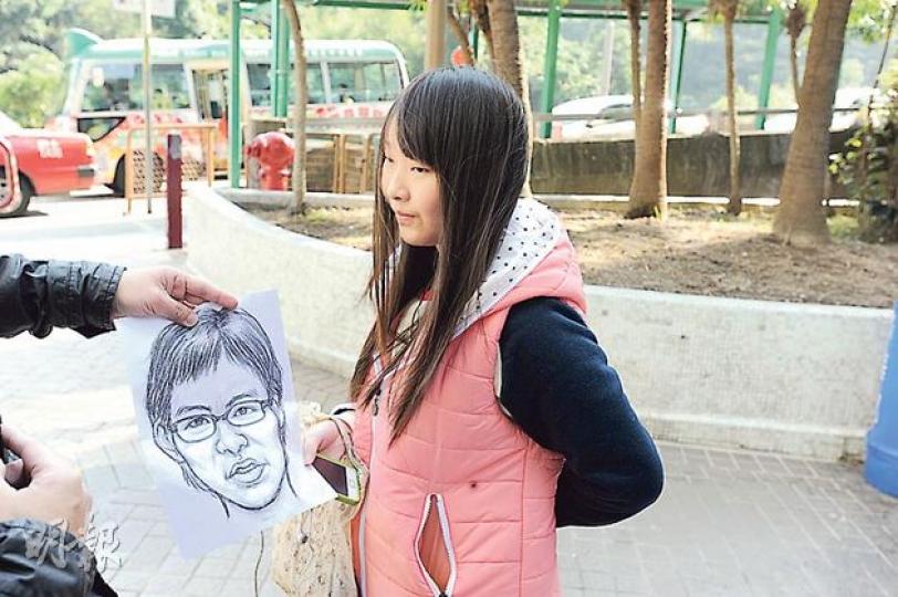 吳小姐:上周得悉邨內出現色魔後,父母已着減少出夜街。沒有去過出事的球場,所以不知道球場入夜後沒有街燈一事。 (衛永康攝)讀中二的梁同學(左):家人已着如要晚上出去,應盡量少去太僻靜的地方,若太夜歸家,便要叫家人下樓接回。(衛永康攝)林小姐﹕知道球場入夜後無燈,由於球場附近較為偏僻寧靜,平日很少行經球場,入黑後會更加小心。(衛永康攝) 吳小姐:上周得悉邨內出現色魔後,父母已着減少出夜街。沒有去過出事的球場,所以不知道球場入夜後沒有街燈一事。 (衛永康攝)讀中二的梁同學(左):家人已着如要晚上出去,應盡量少去太僻靜的地方,若太夜歸家,便要叫家人下樓接回。(衛永康攝)林小姐﹕知道球場入夜後無燈,由於球場附近較為偏僻寧靜,平日很少行經球場,入黑後會更加小心。(衛永康攝)