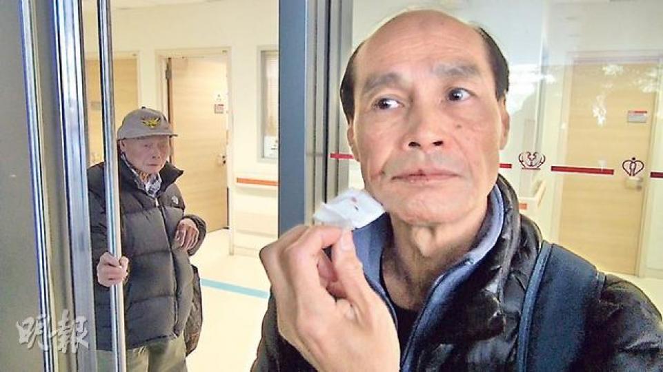 聾啞派報義工黃國燦展示右臉頰的刀傷。(林智傑攝) 聾啞派報義工黃國燦展示右臉頰的刀傷。(林智傑攝)