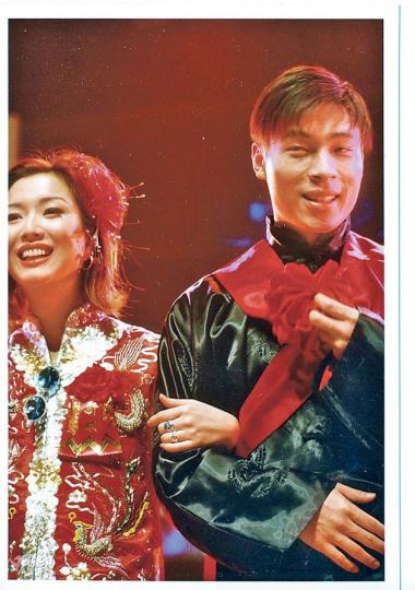 當年舞台上穿著裙褂與長衫已被認定是一對。(攝影﹕娛樂組)安仔與Sammi在感情路上經歷了很多波折。(攝影﹕娛樂組)《勁歌頒獎禮》分奪最受歡迎男女歌手,安仔向Sammi講「廚房宣言」成為經典。(攝影﹕娛樂組)兩人心有靈犀,就連表情也一致。(攝影﹕娛樂組)愛的擁抱,兩人的地位誰也不能取代。(攝影﹕娛樂組)(攝影﹕娛樂組) 當年舞台上穿著裙褂與長衫已被認定是一對。(攝影﹕娛樂組)安仔與Sammi在感情路上經歷了很多波折。(攝影﹕娛樂組)《勁歌頒獎禮》分奪最受歡迎男女歌手,安仔向Sammi講「廚房宣言」成為經典。(攝影﹕娛樂組)兩人心有靈犀,就連表情也一致。(攝影﹕娛樂組)愛的擁抱,兩人的地位誰也不能取代。(攝影﹕娛樂組)(攝影﹕娛樂組)