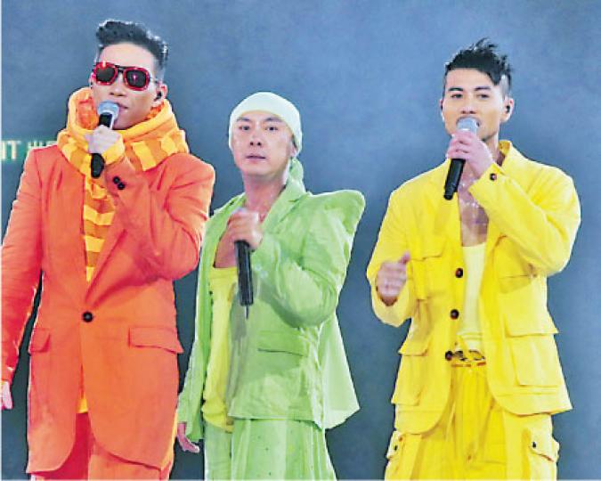 蘇永康(左起)、張衛健、梁漢文很開心見到老友許志安向Sammi求婚成功。(攝影﹕娛樂組) 蘇永康(左起)、張衛健、梁漢文很開心見到老友許志安向Sammi求婚成功。(攝影﹕娛樂組)