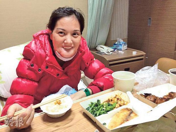 易小玲昨日再嘗飯香,雖然只是簡單的豆腐、青菜和煎魚三餸,已教她心滿意足。她的友人本來買了豉椒炒瘦肉,但因太韌,易小玲為免影響傷口未有進食,但她仍是笑逐顏開,期望手術後返港與兒子「食大餐」。(曾映妹攝)易小玲左腳小腿位置因取出部分骨移至下顎,短期內無法走路,需坐輪椅。(曾映妹攝)特首梁振英昨向易小玲送上花籃及果籃,易小玲認為,港府在人質事件上積極爭取菲方道歉,才是最好的禮物。(曾映妹攝) 易小玲昨日再嘗飯香,雖然只是簡單的豆腐、青菜和煎魚三餸,已教她心滿意足。她的友人本來買了豉椒炒瘦肉,但因太韌,易小玲為免影響傷口未有進食,但她仍是笑逐顏開,期望手術後返港與兒子「食大餐」。(曾映妹攝)易小玲左腳小腿位置因取出部分骨移至下顎,短期內無法走路,需坐輪椅。(曾映妹攝)特首梁振英昨向易小玲送上花籃及果籃,易小玲認為,港府在人質事件上積極爭取菲方道歉,才是最好的禮物。(曾映妹攝)