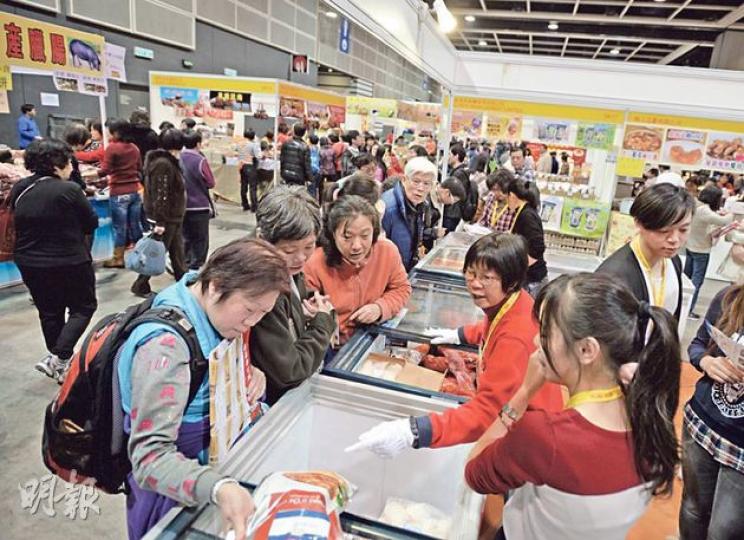冬日美食節昨於會展開幕,參展商各出奇招搶客,不少市民都想掃平貨。主辦單位估計至昨午6時已有28萬人次參觀,料4日展期整體人流增一成。(盧翊銘攝) 冬日美食節昨於會展開幕,參展商各出奇招搶客,不少市民都想掃平貨。主辦單位估計至昨午6時已有28萬人次參觀,料4日展期整體人流增一成。(盧翊銘攝)