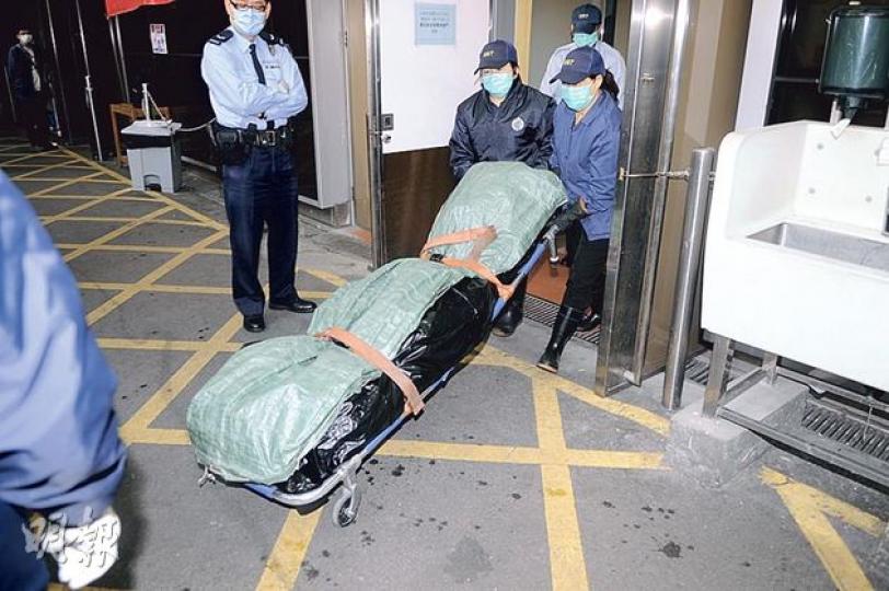 觀塘警區副指揮官關劍輝高級警司昨晨在衛理苑宿舍突然昏迷,由救護車送院搶救後不治。事後關的遺體由仵工舁走。(丁灝嵐攝) 觀塘警區副指揮官關劍輝高級警司昨晨在衛理苑宿舍突然昏迷,由救護車送院搶救後不治。事後關的遺體由仵工舁走。(丁灝嵐攝)