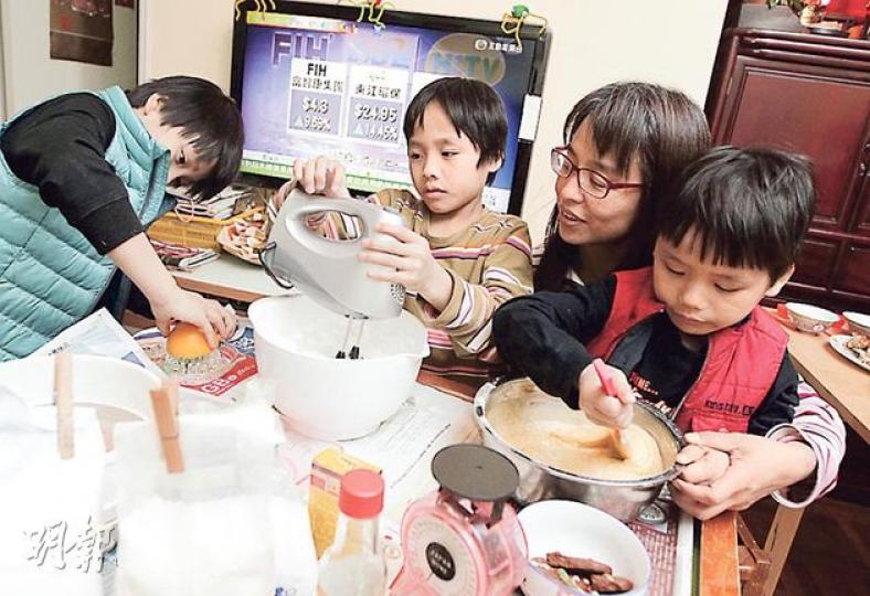 林太(右二)獨力照顧3名兒子,趁聖誕節帶孩子到他們的公公家做蛋糕和吃飯,享受難得的入廚樂。(李澤彤攝) 林太(右二)獨力照顧3名兒子,趁聖誕節帶孩子到他們的公公家做蛋糕和吃飯,享受難得的入廚樂。(李澤彤攝)
