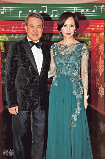老公陳仕偉60歲生日,顧紀筠花盡心思,籌備半年為老公舉行生日派對。(攝影:梁迺楠)顧紀筠戴上巨型翡翠鑽石耳環,貴氣十足。(攝影:梁迺楠)顧老闆前晚一身珠光寶氣,雙手戴上三隻巨型寶石鑽戒,粉紅鑽陀飛輪手表是顧老闆自家品牌出品,更屬非賣品。(攝影:梁迺楠)同是平安夜生日的壽星女鄺美雲,拖實男友林達民赴派對慶生。(攝影:梁迺楠)顧紀筠兒子陳浚霆拖女友嚴紀雯亮相。(攝影:梁迺楠)狄波拉偕鬍鬚Kong到場,拉姑笑指兒子謝霆鋒已相約她過聖誕。(攝影:梁迺楠) 老公陳仕偉60歲生日,顧紀筠花盡心思,籌備半年為老公舉行生日派對。(攝影:梁迺楠)顧紀筠戴上巨型翡翠鑽石耳環,貴氣十足。(攝影:梁迺楠)顧老闆前晚一身珠光寶氣,雙手戴上三隻巨型寶石鑽戒,粉紅鑽陀飛輪手表是顧老闆自家品牌出品,更屬非賣品。(攝影:梁迺楠)同是平安夜生日的壽星女鄺美雲,拖實男友林達民赴派對慶生。(攝影:梁迺楠)顧紀筠兒子陳浚霆拖女友嚴紀雯亮相。(攝影:梁迺楠)狄波拉偕鬍鬚Kong到場,拉姑笑指兒子謝霆鋒已相約她過聖誕。(攝影:梁迺楠)