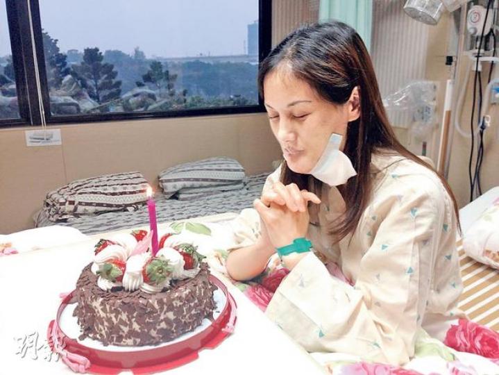 今日是易小玲36歲生日,昨晚在病房預祝,她許願希望以後都不用再做下顎重建手術。(曾映妹攝) 今日是易小玲36歲生日,昨晚在病房預祝,她許願希望以後都不用再做下顎重建手術。(曾映妹攝)
