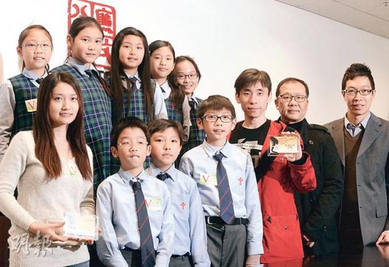 陳小娟(前排左一)憑微電影《三個金幣》, 奪得廉署「青少年誠信微電影節」卓越大獎及特別嘉許獎。圖為她與奪得銀獎的聖公會主恩小學學生和帶隊教師(右三)、評判關永忠(右二)及廉署人員(右一)合照。(劉焌陶攝) 陳小娟(前排左一)憑微電影《三個金幣》, 奪得廉署「青少年誠信微電影節」卓越大獎及特別嘉許獎。圖為她與奪得銀獎的聖公會主恩小學學生和帶隊教師(右三)、評判關永忠(右二)及廉署人員(右一)合照。(劉焌陶攝)