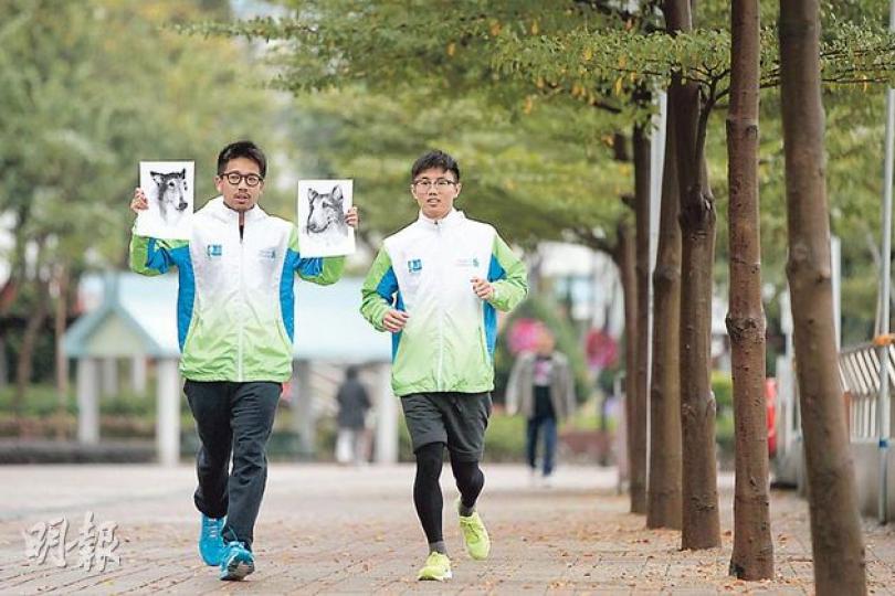為紀念與愛犬逝世前溜狗時刻而成立的「死狗跑步會」,創辦人曹樂添(Tim,左)過去參加渣打香港馬拉松時,會舉起愛犬Chris和Hugo素描畫。其友人羅永康(Billy,右)會穿上印有愛犬Coco的燙畫T恤。(李澤彤攝) 為紀念與愛犬逝世前溜狗時刻而成立的「死狗跑步會」,創辦人曹樂添(Tim,左)過去參加渣打香港馬拉松時,會舉起愛犬Chris和Hugo素描畫。其友人羅永康(Billy,右)會穿上印有愛犬Coco的燙畫T恤。(李澤彤攝)