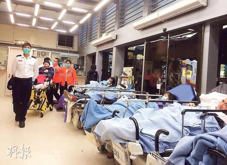 伊利沙伯醫院內科病房在昨中午使用率達138%,病人「滿瀉」,不少要滯留在急症室,連急症室入口處都放滿等候上病房的病牀。本報記者昨傍晚目擊伊院急症室入口處一字排開放了逾10張輪候上病房的病牀(圖),牀與牀之間幾乎無空隙。(明報記者攝)85歲的黃太因語無倫次及血壓偏高,前晚10時經救護車送入伊利沙伯急症室,其女兒稱,醫生診斷其母有中風迹象,但她被安排在急症室大廳的輪候牀呆等,至昨晚7時仍未獲安排入住病房。有見急症室爆滿,其女兒相信昨晚上病房無望。(明報記者攝)聯合醫院急症室在聖誕節及翌日共有1046 伊利沙伯醫院內科病房在昨中午使用率達138%,病人「滿瀉」,不少要滯留在急症室,連急症室入口處都放滿等候上病房的病牀。本報記者昨傍晚目擊伊院急症室入口處一字排開放了逾10張輪候上病房的病牀(圖),牀與牀之間幾乎無空隙。(明報記者攝)85歲的黃太因語無倫次及血壓偏高,前晚10時經救護車送入伊利沙伯急症室,其女兒稱,醫生診斷其母有中風迹象,但她被安排在急症室大廳的輪候牀呆等,至昨晚7時仍未獲安排入住病房。有見急症室爆滿,其女兒相信昨晚上病房無望。(明報記者攝)聯合醫院急症室在聖誕節及翌日共有1046