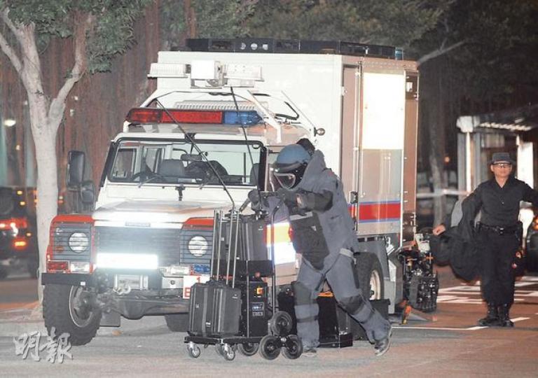 身穿防爆裝的警方爆炸品處理組人員到場引爆「詐彈」,證實內裏並無火藥成分。(蔡方山攝) 身穿防爆裝的警方爆炸品處理組人員到場引爆「詐彈」,證實內裏並無火藥成分。(蔡方山攝)