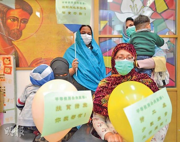 《施政報告》將於下月中出爐,天主教勞工牧民中心發現少於半數的居港南亞少數族裔貧窮戶申領政府福利援助,相信因中英語能力有限而影響申請。多名居港接近或逾10年的巴基斯坦裔婦人昨提出訴求,促請政府和社福機構安排傳譯服務及推扶貧措施支援少數族裔。(盧翊銘攝) 《施政報告》將於下月中出爐,天主教勞工牧民中心發現少於半數的居港南亞少數族裔貧窮戶申領政府福利援助,相信因中英語能力有限而影響申請。多名居港接近或逾10年的巴基斯坦裔婦人昨提出訴求,促請政府和社福機構安排傳譯服務及推扶貧措施支援少數族裔。(盧翊銘攝)