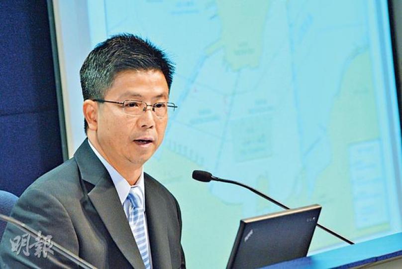 海事處海港巡邏組高級海事主任李建邦(圖)估計今年於維港內觀賞除夕煙花倒數的船會大增至130艘,處方會安排等同農曆煙花匯演的海上交通管制。(盧翊銘攝) 海事處海港巡邏組高級海事主任李建邦(圖)估計今年於維港內觀賞除夕煙花倒數的船會大增至130艘,處方會安排等同農曆煙花匯演的海上交通管制。(盧翊銘攝)