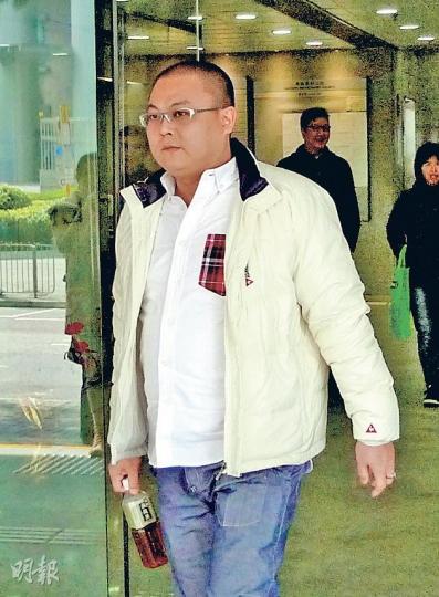 警員鍾衍樂(圖)消費動輒「萬萬聲」,除購買一對金表和旅遊套票,亦花5萬多元購買植髮療程。廉署要求他申報財政,但他涉申報時未有遵守通知書的要求。(何偉畧攝) 警員鍾衍樂(圖)消費動輒「萬萬聲」,除購買一對金表和旅遊套票,亦花5萬多元購買植髮療程。廉署要求他申報財政,但他涉申報時未有遵守通知書的要求。(何偉畧攝)