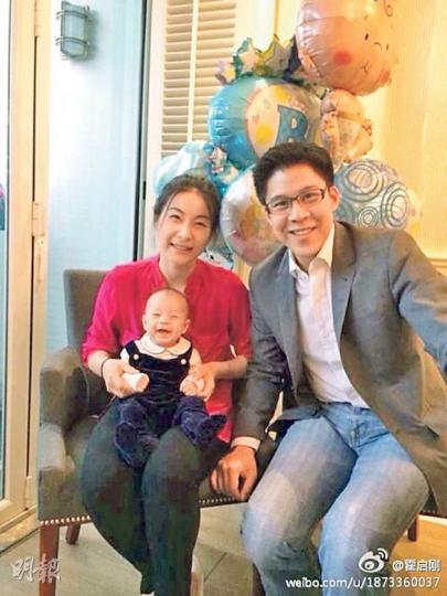 霍啓剛、郭晶晶與兒子霍中曦開心笑曬幸福。(微博圖片) 霍啓剛、郭晶晶與兒子霍中曦開心笑曬幸福。(微博圖片)