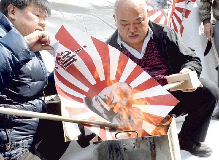 十多名保釣行動委員會成員昨遊行到日本駐港總領事館,焚燒日本軍國國旗和請願信,抗議安倍參拜靖國神社。(余俊亮攝) 十多名保釣行動委員會成員昨遊行到日本駐港總領事館,焚燒日本軍國國旗和請願信,抗議安倍參拜靖國神社。(余俊亮攝)