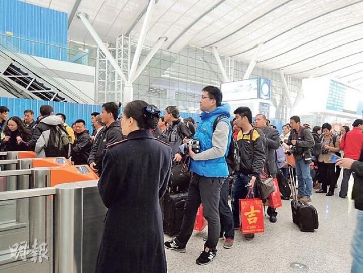 廈深鐵路首列火車昨晨從深圳北站開出,出發前,火車站內人頭湧湧,而火車票則迅速售罄。(楊歡攝) 廈深鐵路首列火車昨晨從深圳北站開出,出發前,火車站內人頭湧湧,而火車票則迅速售罄。(楊歡攝)
