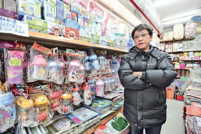 在乙明邨開設家品店的毛先生表示,近年為與同邨連鎖家品店競爭,刻意引入高檔家品,例如他身旁各類型印有卡通人物的水樽、水杯等。若同邨連鎖家品店以較低價錢售賣同一款產品,他即會將同一產品減價,務求吸引顧客光顧。(黃志東攝)20年前從父親手上繼承雜貨店的區先生,是少數仍留守乙明邨街市的小商戶之一。他透過售賣廉價貨品以保生計,例如10元3包出前一丁麻油味即食麵,平均每包3.3元,比同邨超市每包即食麵正價售4.4元平25%,希望藉此吸引顧客。(黃志東攝)彩德邨黃女士表示,邨內超市鮮肉、蔬菜選擇不多,多數趁下 在乙明邨開設家品店的毛先生表示,近年為與同邨連鎖家品店競爭,刻意引入高檔家品,例如他身旁各類型印有卡通人物的水樽、水杯等。若同邨連鎖家品店以較低價錢售賣同一款產品,他即會將同一產品減價,務求吸引顧客光顧。(黃志東攝)20年前從父親手上繼承雜貨店的區先生,是少數仍留守乙明邨街市的小商戶之一。他透過售賣廉價貨品以保生計,例如10元3包出前一丁麻油味即食麵,平均每包3.3元,比同邨超市每包即食麵正價售4.4元平25%,希望藉此吸引顧客。(黃志東攝)彩德邨黃女士表示,邨內超市鮮肉、蔬菜選擇不多,多數趁下