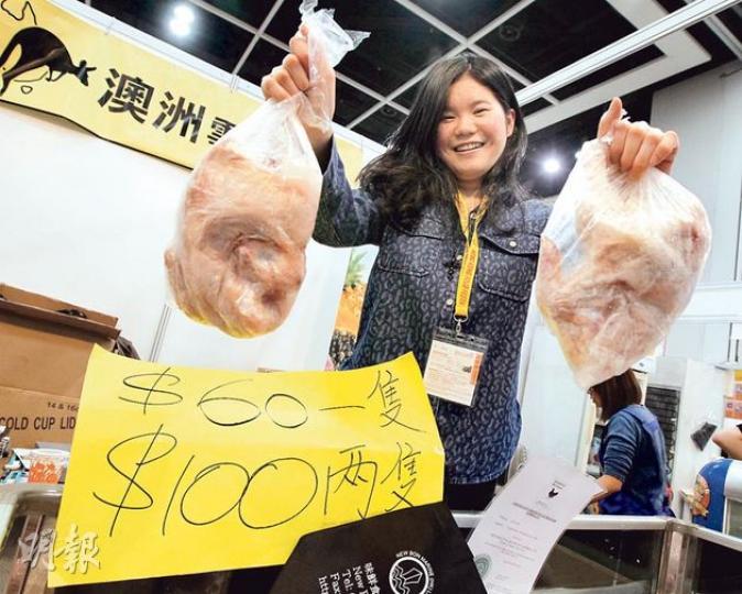 近來H7N9肆虐華南,但參展多年的凍肉商味鮮食品今次則主打澳洲冰鮮雞,負責人崔小姐認為市民始終需要買雞準備過下月農曆新年,故銷情不錯。(李紹昌攝) 近來H7N9肆虐華南,但參展多年的凍肉商味鮮食品今次則主打澳洲冰鮮雞,負責人崔小姐認為市民始終需要買雞準備過下月農曆新年,故銷情不錯。(李紹昌攝)