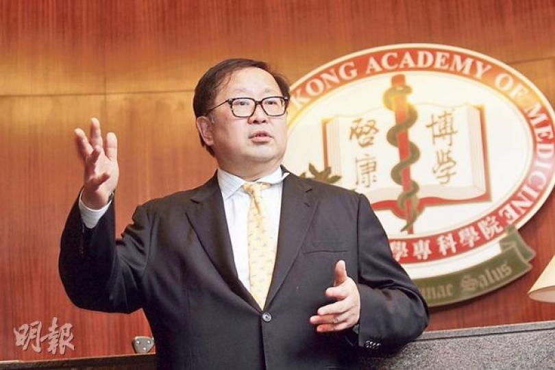 醫學專科學院主席李國棟醫生說,政府要求醫專搞好認證架構,令醫生的服務水平有保障。(郭慶輝攝) 李國棟醫生指醫專新裝修的客房牀鋪、被褥俱備,客房可改作試場,考官可在隔壁房間透過濾光玻璃觀察考生在角色扮演中的表現。(郭慶輝攝) 醫學專科學院主席李國棟醫生說,政府要求醫專搞好認證架構,令醫生的服務水平有保障。(郭慶輝攝) 李國棟醫生指醫專新裝修的客房牀鋪、被褥俱備,客房可改作試場,考官可在隔壁房間透過濾光玻璃觀察考生在角色扮演中的表現。(郭慶輝攝)
