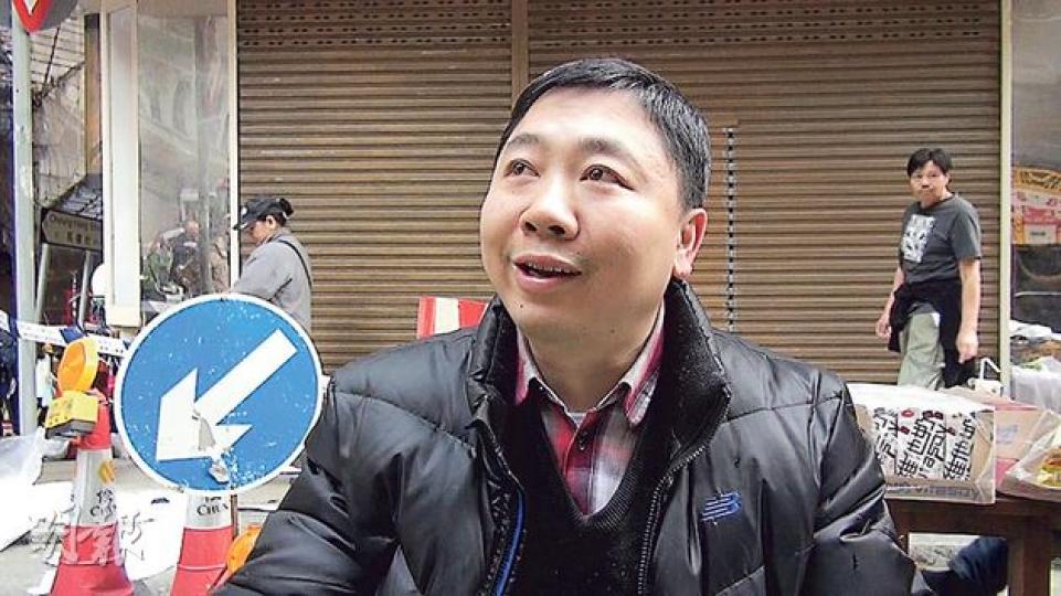 拆掉窗花拯救3名韓籍女遊客的施先生(圖)謙稱是舉手之勞,最重要是各人安全。(林智傑攝) 拆掉窗花拯救3名韓籍女遊客的施先生(圖)謙稱是舉手之勞,最重要是各人安全。(林智傑攝)