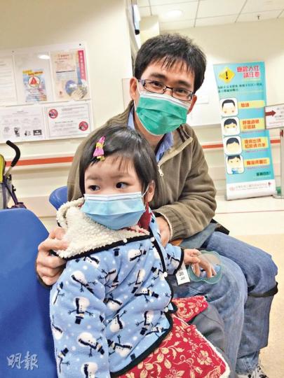 上周四帶同發燒3歲女兒(前)到威院急症室求診的梁先生(後)認同,加價可減少部分非緊急病人到急症室,加上醫療成本上升,「用者自費」也合理,他認為可加價至180元,因較貼近私家醫生水平。(梁杏怡攝) 上周四帶同發燒3歲女兒(前)到威院急症室求診的梁先生(後)認同,加價可減少部分非緊急病人到急症室,加上醫療成本上升,「用者自費」也合理,他認為可加價至180元,因較貼近私家醫生水平。(梁杏怡攝)