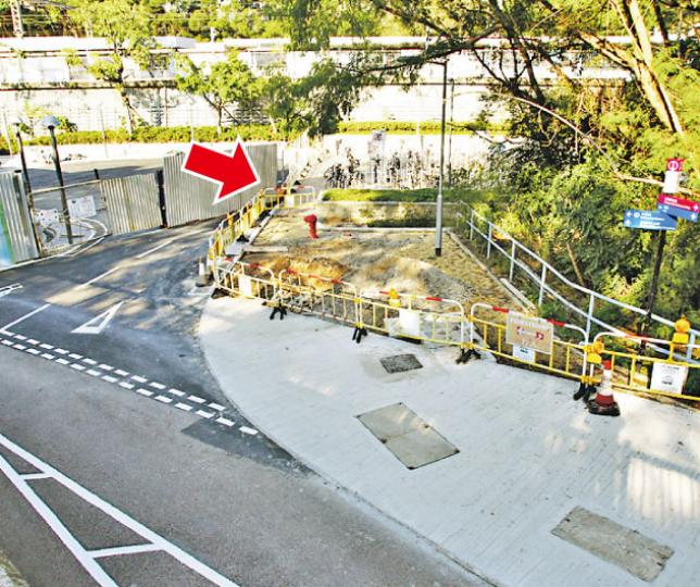 全港首個自助單車租賃站,將設於東鐵大學站外數百米一處空地(箭嘴示),預計提供20輛單車供市民租用,以來回科學園的另一個租車站。(林俊源攝)(明報製圖) 全港首個自助單車租賃站,將設於東鐵大學站外數百米一處空地(箭嘴示),預計提供20輛單車供市民租用,以來回科學園的另一個租車站。(林俊源攝)(明報製圖)