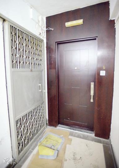 本報前日向五洲大廈住戶出示7樓一單位(啡色門)的照片,有住戶聲稱單位常有疑似遊客出入。本報記者昨再到訪拍門,但無人回應。(盧翊銘攝) 本報前日向五洲大廈住戶出示7樓一單位(啡色門)的照片,有住戶聲稱單位常有疑似遊客出入。本報記者昨再到訪拍門,但無人回應。(盧翊銘攝)