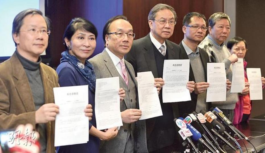 真普聯將於明天元旦遊行發動「一人一信」,呼籲市民就普選原則表態,市民亦可在網上下載信件,填妥後交真普聯或自行送交政府。左起﹕公民黨郭家麒、毛孟靜、梁家傑,真普聯召集人鄭宇碩,民主黨蔡耀昌,工黨李卓人、何秀蘭。(余俊亮攝) 真普聯將於明天元旦遊行發動「一人一信」,呼籲市民就普選原則表態,市民亦可在網上下載信件,填妥後交真普聯或自行送交政府。左起﹕公民黨郭家麒、毛孟靜、梁家傑,真普聯召集人鄭宇碩,民主黨蔡耀昌,工黨李卓人、何秀蘭。(余俊亮攝)