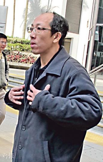 被告盧志雄(圖)在警誡下指出,上司龍偉興曾在會議中指示車輛測試員對由車房送檢的車寬鬆點,車房才會將更多車送來中心檢查。(羅慧茵攝)車輛測試員羅國森(右)在警誡下承認,試過10多次挪用其他車輛的測試結果,為根本未被送檢的車輛發出證明書。(羅慧茵攝) 被告盧志雄(圖)在警誡下指出,上司龍偉興曾在會議中指示車輛測試員對由車房送檢的車寬鬆點,車房才會將更多車送來中心檢查。(羅慧茵攝)車輛測試員羅國森(右)在警誡下承認,試過10多次挪用其他車輛的測試結果,為根本未被送檢的車輛發出證明書。(羅慧茵攝)