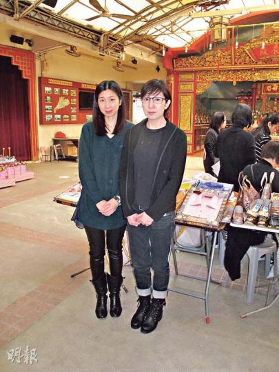 阿梅前經理人Marianne(左)與阿梅好友兼歌迷會會長蘇小姐一起拜祭阿梅。(攝影/記者﹕楊安莉)在省善真堂阿梅的靈位前,歌迷擺放不少阿梅生前喜愛的食品。(攝影/記者﹕楊安莉) 阿梅前經理人Marianne(左)與阿梅好友兼歌迷會會長蘇小姐一起拜祭阿梅。(攝影/記者﹕楊安莉)在省善真堂阿梅的靈位前,歌迷擺放不少阿梅生前喜愛的食品。(攝影/記者﹕楊安莉)