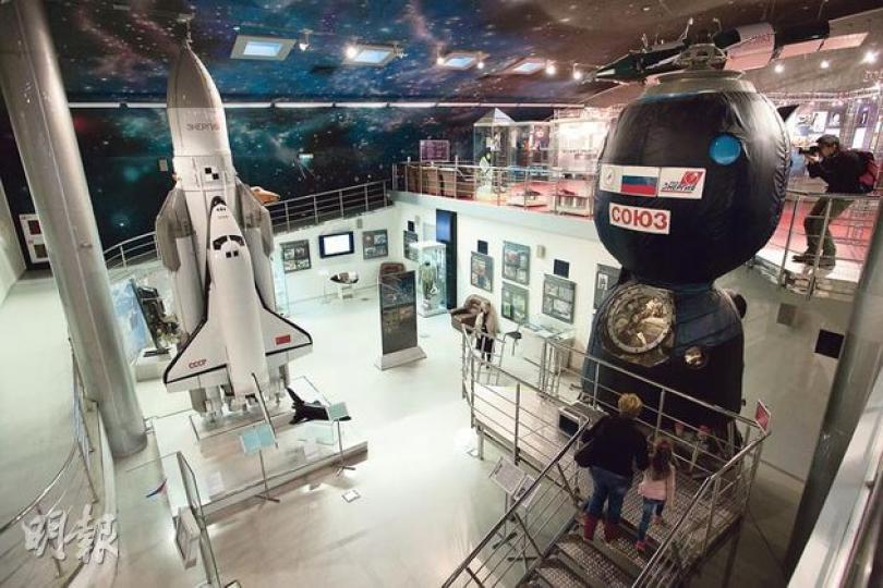 莫斯科的太空博物館展出多件重型機械,圖文並茂解釋太空站的運作,是小朋友的熱門景點。(鄧宗弘攝)穿梭機衝上雲霄,太空博物館的建築造形,說明了一切。(鄧宗弘攝)成功返回地球的太空犬Strelka,百年歸老後被製成標本,再為太空館「工作」。(鄧宗弘攝)All Russian Exhibition Centre裏,其中一個重要地標是中央噴水池,設有15個鍍金女雕像,穿著民族服,代表前蘇聯15個加盟共和國。(鄧宗弘攝)中央館(Central Pavilion)外觀有着顯而易見的蘇聯建築美學,壯觀、冰冷,「 莫斯科的太空博物館展出多件重型機械,圖文並茂解釋太空站的運作,是小朋友的熱門景點。(鄧宗弘攝)穿梭機衝上雲霄,太空博物館的建築造形,說明了一切。(鄧宗弘攝)成功返回地球的太空犬Strelka,百年歸老後被製成標本,再為太空館「工作」。(鄧宗弘攝)All Russian Exhibition Centre裏,其中一個重要地標是中央噴水池,設有15個鍍金女雕像,穿著民族服,代表前蘇聯15個加盟共和國。(鄧宗弘攝)中央館(Central Pavilion)外觀有着顯而易見的蘇聯建築美學,壯觀、冰冷,「