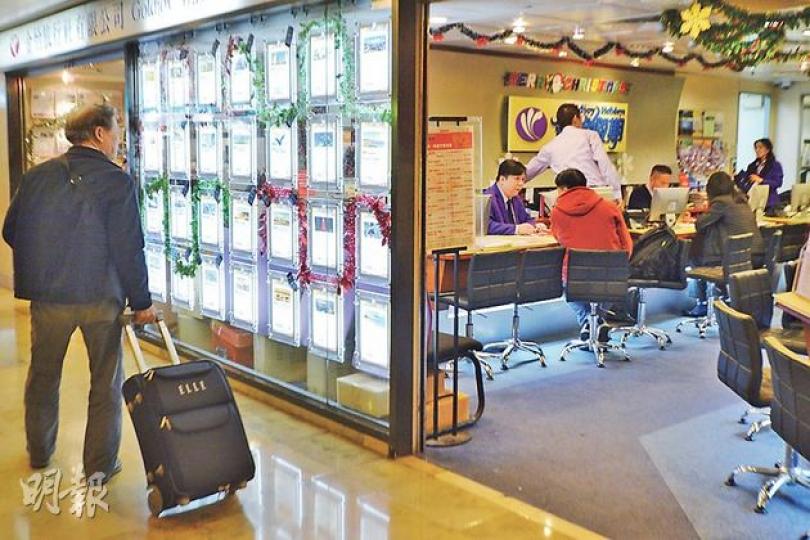 2013年港人外遊花費保守估計約157億元,多間旅社均指去年生意理想,會以加薪及派花紅獎勵員工。(葉家豪攝)(明報製圖)(明報製圖) 2013年港人外遊花費保守估計約157億元,多間旅社均指去年生意理想,會以加薪及派花紅獎勵員工。(葉家豪攝)(明報製圖)(明報製圖)