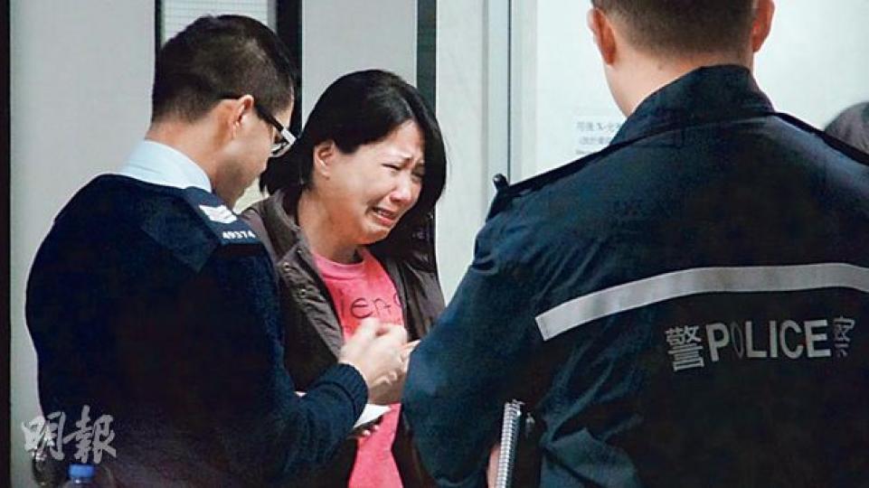 搭棚工人於除夕日開工時墮樓死亡,其家人接報趕至醫院驚聞噩耗,傷心痛哭。(林智傑攝) 搭棚工人於除夕日開工時墮樓死亡,其家人接報趕至醫院驚聞噩耗,傷心痛哭。(林智傑攝)
