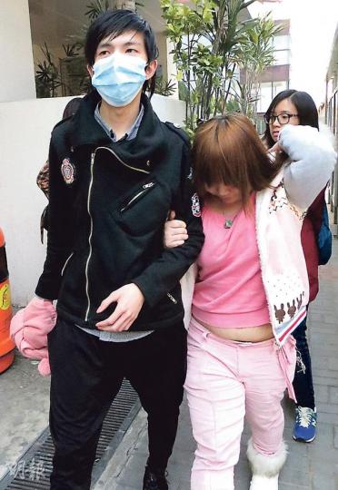 被告余泳豪(左)昨在庭上聽其代表律師轉述其身世時一度痛哭,聽見獲判社服令後即破涕為笑,並大聲感謝裁判官,之後便隨同親友離開。(陳倢朗攝) 被告余泳豪(左)昨在庭上聽其代表律師轉述其身世時一度痛哭,聽見獲判社服令後即破涕為笑,並大聲感謝裁判官,之後便隨同親友離開。(陳倢朗攝)