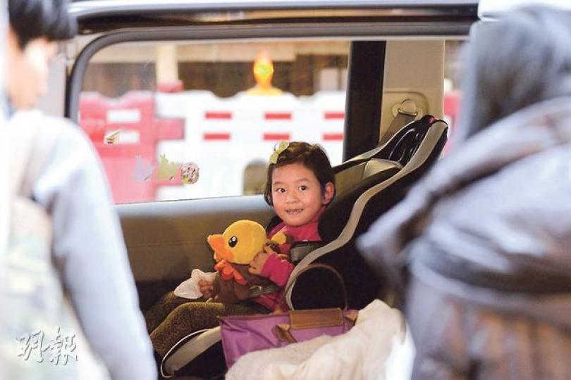 政府擬強制規定兒童乘坐私家車須使用安全帶裝置,按不同年齡或高度訂出4方案,本月將交道路安全研究委員會討論。(葉家豪攝)(明報製圖) 政府擬強制規定兒童乘坐私家車須使用安全帶裝置,按不同年齡或高度訂出4方案,本月將交道路安全研究委員會討論。(葉家豪攝)(明報製圖)