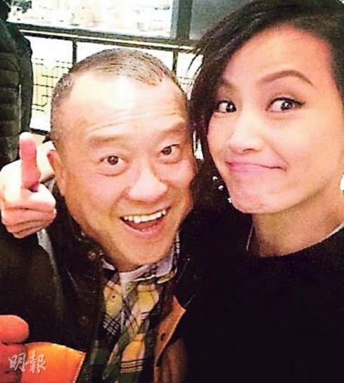 何韻詩在慰勞宴上與志偉合照,當時志偉仍好清醒。(微博圖片) 何韻詩在慰勞宴上與志偉合照,當時志偉仍好清醒。(微博圖片)