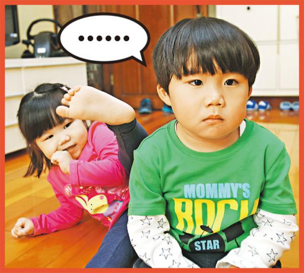 兄妹間即使出現爭執,也不代表他們相處不來。只要妥善處理兄妹間的衝突,按其不同的性格作回應,他們也可相處融洽。(林俊源攝)嵐嵐經常搶哥哥正在玩的玩具,令哥哥大哭。(林俊源攝) 兄妹間即使出現爭執,也不代表他們相處不來。只要妥善處理兄妹間的衝突,按其不同的性格作回應,他們也可相處融洽。(林俊源攝)嵐嵐經常搶哥哥正在玩的玩具,令哥哥大哭。(林俊源攝)